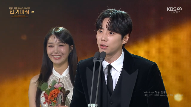 李俊英和郑恩地横扫人气奖和贝克尔奖……“我们将努力保持人气”[2025 KBS演技大赏]