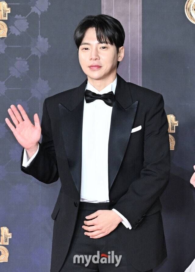 “希望安圣基前辈和他的母亲早日康复。”……高建汉的祈祷[2025 SBS演技大赏]