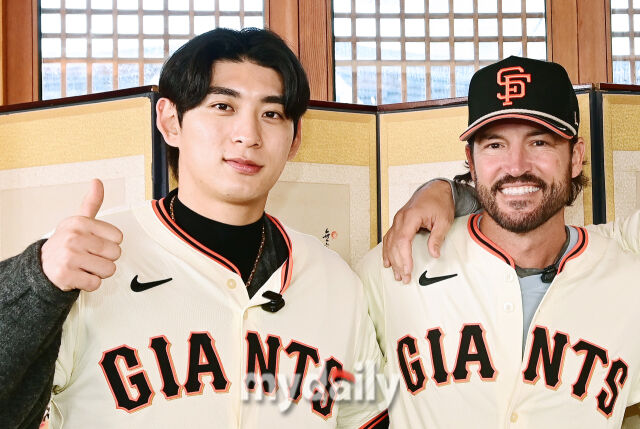 6일 서울 종로구 클래식고택 디토에서 미국 프로야구 메이저리그 베이스볼(MLB) 샌프란시스코 자이언츠 한국 방문 미디어데이가 열렸다. 이날 한국 문화 체험 행사에 참석한 샌프란시스코 자이언츠 이정후(왼쪽), 토니 비텔로 감독이 포토타임을 갖고 있다./마이데일리