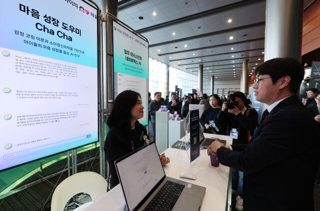 하정우 청와대 AI미래기획수석이 30일 오후 서울 강남구 코엑스에서 열린 독자 AI 파운데이션 모델 프로젝트 1차 발표회에서 네이버클라우드 부스를 살펴보고 있다. /뉴시스