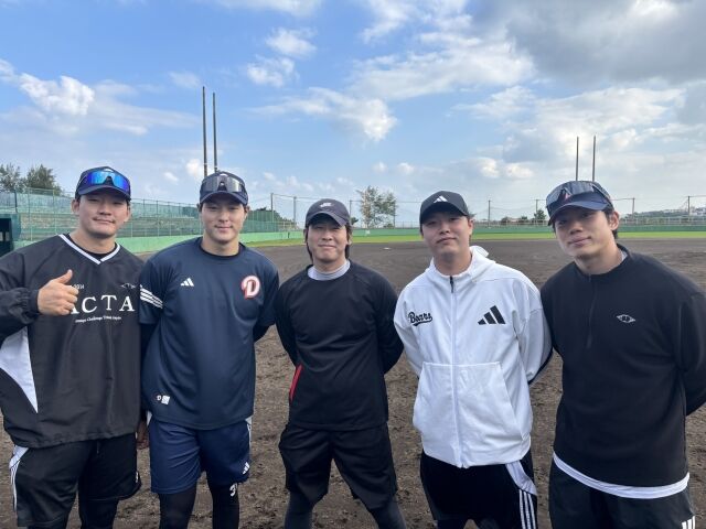 박찬호가 후배 6명의 일본 개인 동계훈련 체류비를 지원한다./두산 베어스