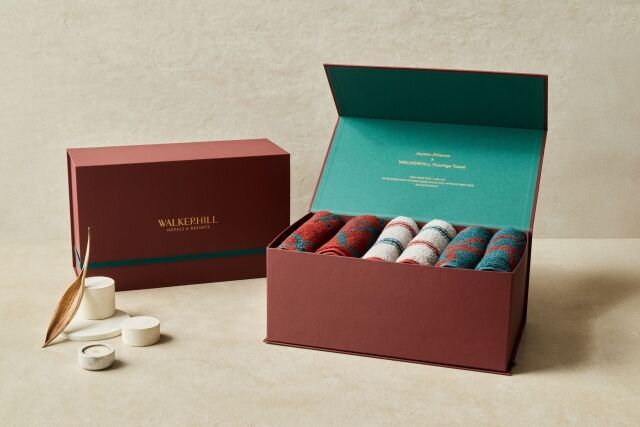 워커힐과 글로벌 아티스트 제이슨 아티엔자가 협업한 ‘워커힐 프레스티지 타월 세트’. /워커힐호텔앤리조트