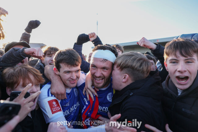 팬들과 기쁨을 누리는 매클즈필드 선수들./게티이미지코리아