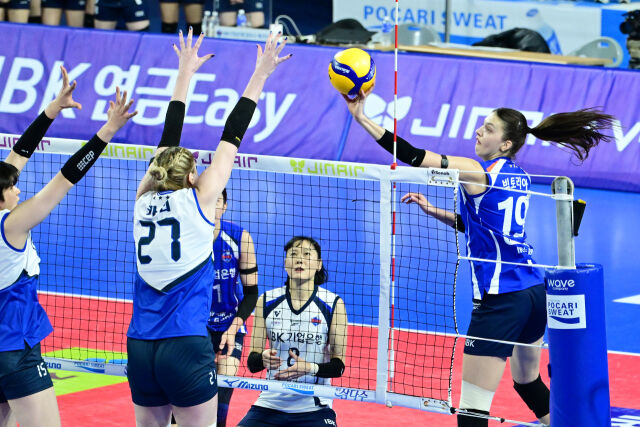 빅토리아가 카리와 김희진의 블로킹을 피해 공격을 시도하고 있다. / 한국배구연맹(KOVO)
