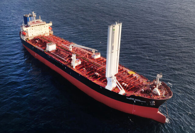 HD한국조선해양이 자체 개발한 ‘윙세일’ 시제품의 해상 실증 모습. /HD현대