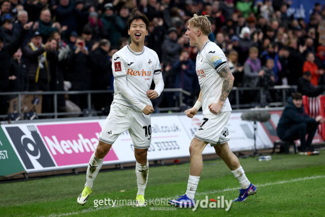 골을 터뜨린 후 환호하는 엄지성(왼쪽). /게티이미지코리아