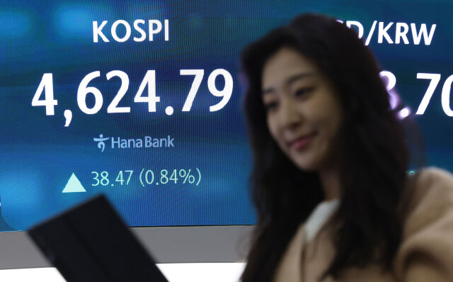 코스피가 전 거래일(4586.32)보다 38.47포인트(0.84%) 오른 4624.79에 마감한 12일 오후 서울 중구 하나은행 딜링룸에 지수가 표시돼 있다./뉴시스