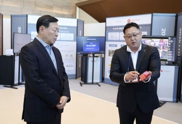 신동빈 롯데 회장(왼쪽)이 지난해 ‘2025 상반기 VCM' 본 회의 앞서 열린 'AI 과제 쇼케이스'에서 롯데케미칼의 'AI 기반 컬러 예측 시스템'에 대한 설명을 듣고 있다. /롯데지주