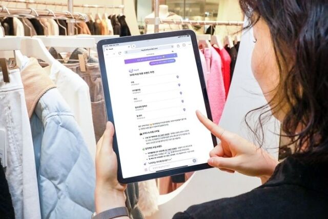 현대백화점의 인공지능(AI) 쇼핑 어시스턴트 ‘헤이디’가 고객 요청에 따라 맞춤형으로 브랜드를 추천하고 있다. /현대백화점