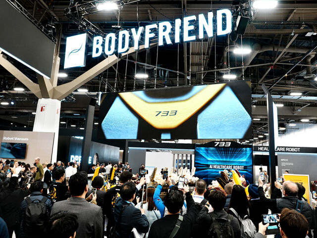 웨어러블 AI 헬스케어로봇 733을 체험하기 위해 바디프랜드 CES 2026 부스를 방문한 참관객들. /바디프랜드