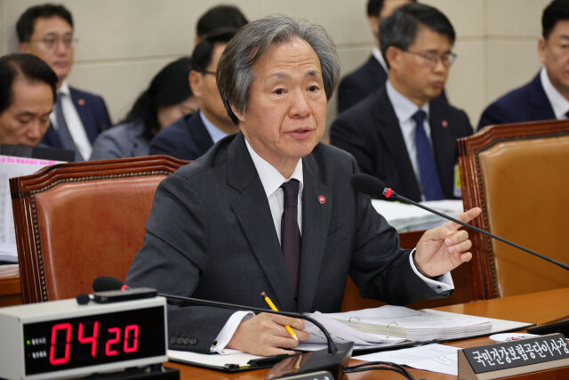 정기석 국민건강보험공단 이사장이 지난해 10월 17일 서울 여의도 국회에서 열린 보건복지위원회 국정감사에서 의원 질의에 답하고 있다. /뉴시스