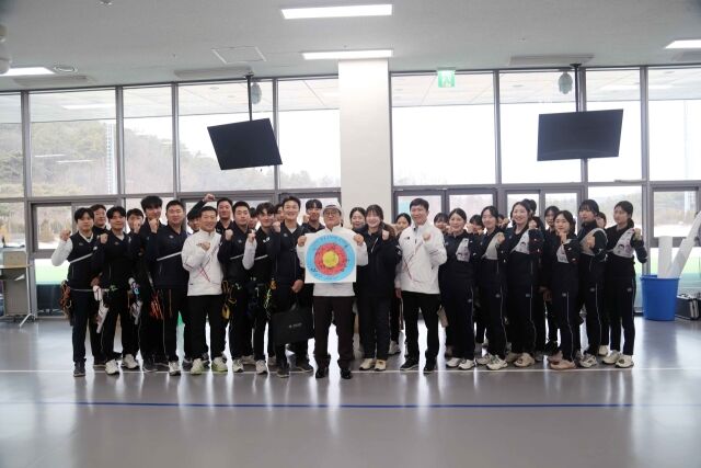 우원식 국회의장과 양궁 국가대표 선수단./대한체육회