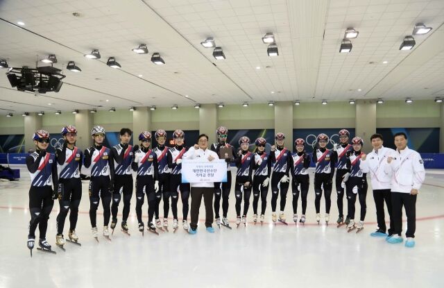 우원식 국회의장과 쇼트트랙 국가대표 선수단./대한체육회