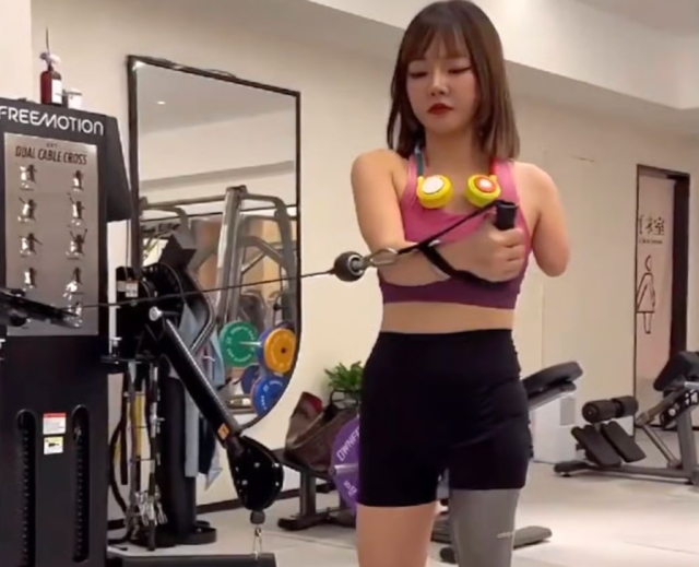 최근 홍콩 사우스차이나모닝포스트(SCMP)는 중국 남부 광둥성에서 장애인을 고용하는 구두 세척 공장을 운영 중인 웡신이(30)의 사연을 보도했다./도우인