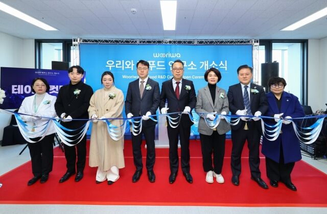 ‘2026 우리와 펫푸드 연구소 개소식’에서 김후덕 우리와 연구소장(왼쪽부터), 이은찬 대한수의과대학학생협회 대표, 김현유 KK9레스큐 대표, 김정욱 농림축산식품부 실장, 최광용 우리와 대표이사, 한정애 더불어민주당 국회의원(강서병), 김재영 국경없는수의사회 대표, 황미숙 전국길고양이연합회 이사장 등이 테이프 커팅식을 진행하고 있다. /우리와주식회사