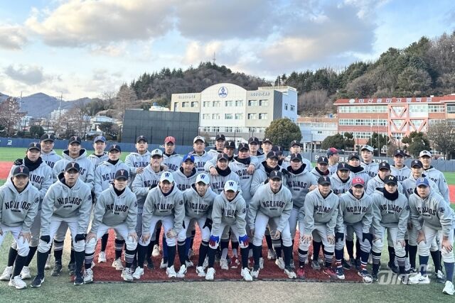 NC 다이노스가 연고 19개 중·고등학교 야구팀에 후드티셔츠 748벌을 전달했다./NC 다이노스