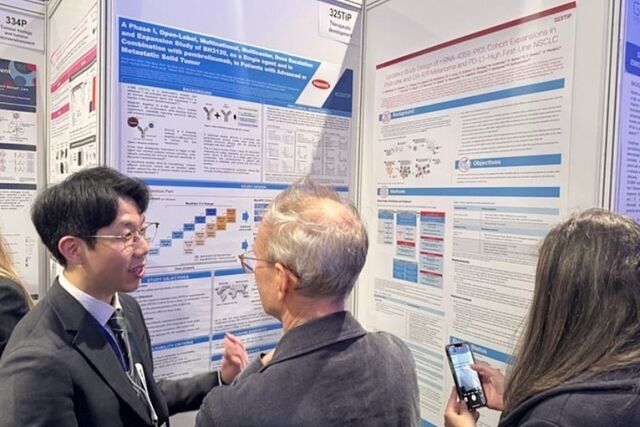 한미약품 ONCO임상팀 김성중 선임연구원이 지난달 11일(현지시각) 영국 런던에서 열린 유럽종양학회 면역종양학 학술대회(ESMO Immuno-Oncology Congress 2025)에서 차세대 면역항암제 BH3120의 임상 경과가 담긴 포스터 내용을 설명하고 있다. /한미약품