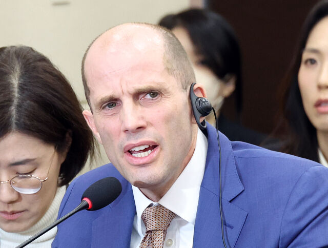 헤롤드 로저스 쿠팡 대표이사가 지난해 12월 31일 오전 서울 여의도 국회에서 열린 쿠팡 침해사고 및 개인정보 유출, 불공정 거래, 노동환경 실태 파악과 재발방지 대책 마련을 위한 연석 청문회에서 의원 질의에 답변을 하고 있다. /뉴시스