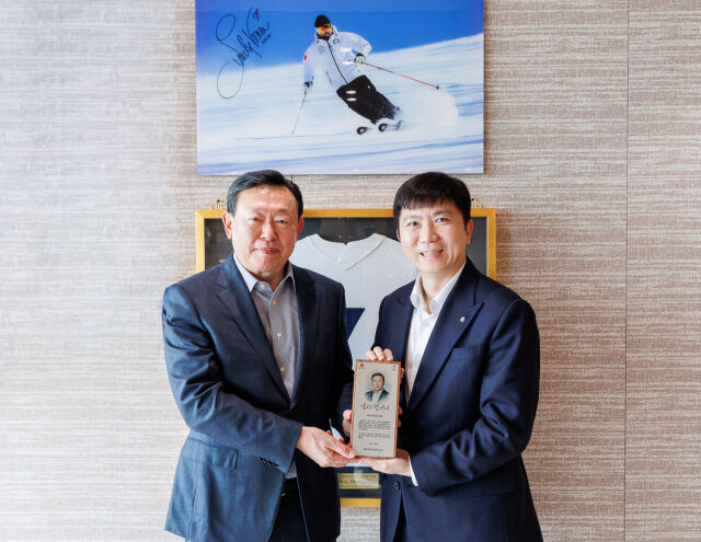 신동빈 롯데 회장이 지난달 16일 서울 송파구 롯데월드타워에서 유승민 대한체육회장으로부터 감사패를 수여받았다. /롯데