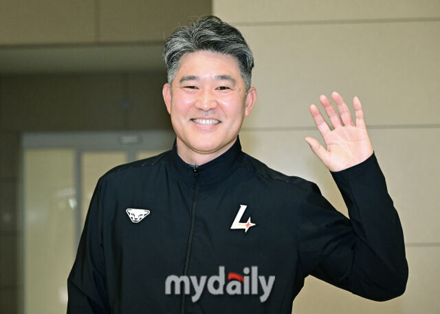 SSG 랜더스 이숭룡 감독이 19일 인천국제공항을 통해 2026시즌 1차 스프링 캠프 참석 차 미국 플로리다로 출국했다./마이데일리