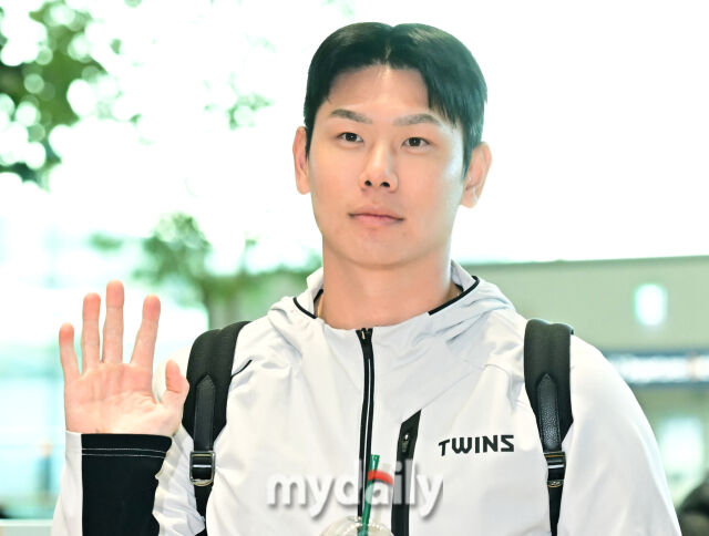 LG 트윈스 홍창기가 22일 인천국제공항을 통해 2026시즌 1차 스프링 캠프 참석 차 미국 애리조나로 출국했다./마이데일리
