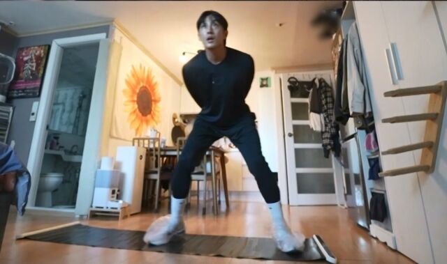 裴娜拉在她单身公寓的塑料地板上锻炼时说：“我不买没用的东西。” （《我独自生活》）