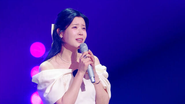 林在演出过程中泣不成声。