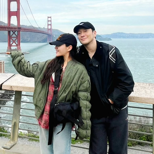 “这是什么奇怪的气氛？”孙锡久和崔熙瑞在金门大桥前拍摄的电影式镜头。