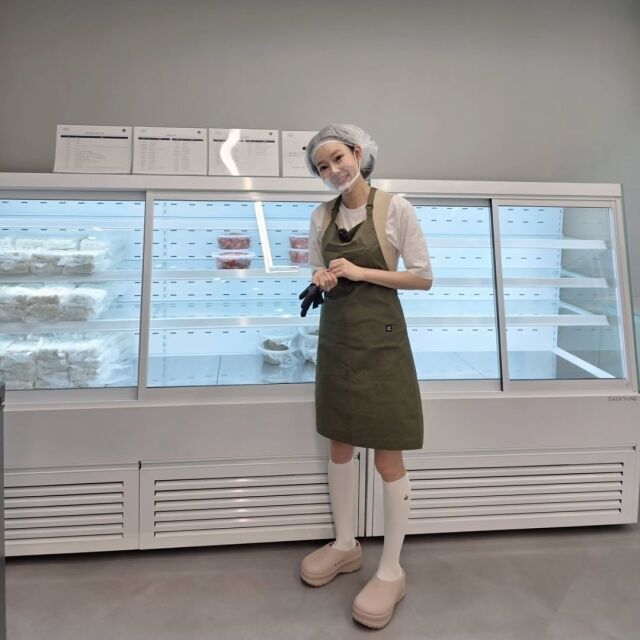 与 Eli 离婚一年后，智妍秀被拍到出现在济州岛一家小菜店。