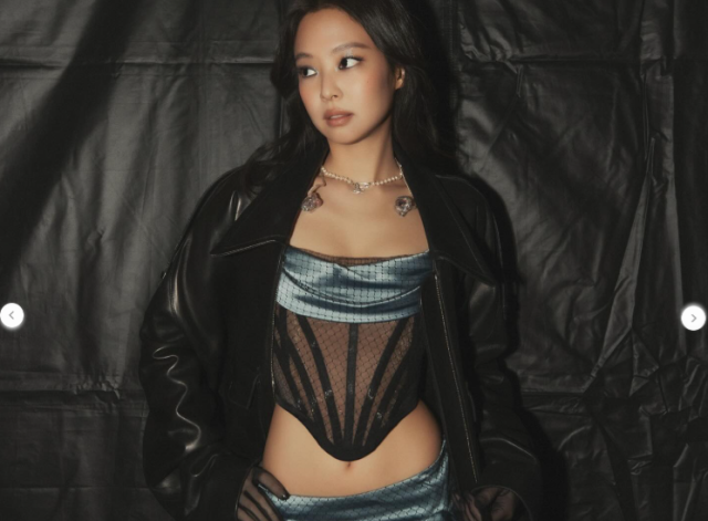 BLACKPINKジェニー、東京ドームを魅了した'官能的シースルー'…リサ