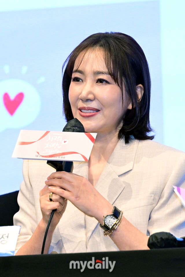 2026년 1월 28일 오후 서울 구로구 신도림동 더세인트에서 진행된 KBS 2TV 새 주말드라마 '사랑을 처방해 드립니다' 제작발표회에서 유호정이 취재진의 질문에 답하고 있다.