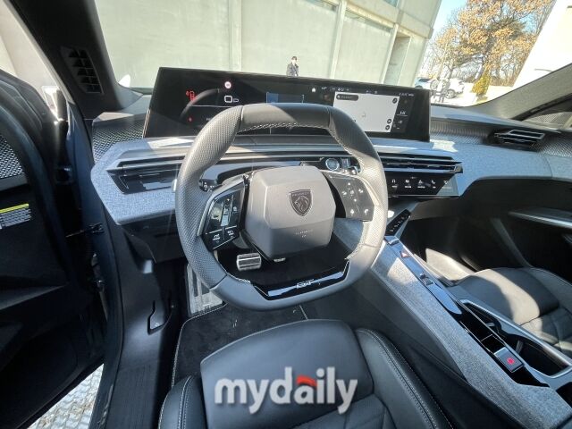 푸조 ‘올 뉴 5008 스마트 하이브리드’ GT 운전석. /심지원 기자