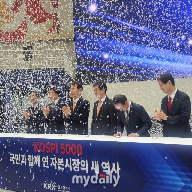 3일 오전 서울 여의도 한국거래소에서 열린 ‘코스피 5000 and Beyond’ 세미나에 참석한 정은보 한국거래소 이사장 등이 기념 사진을 촬영하고 있다./이보라 기자