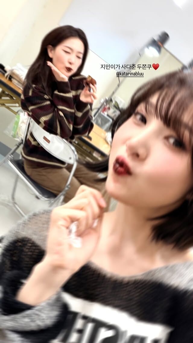 레드벨벳 멤버 조이와 슬기가 카리나가 사준 '두쫀쿠' 인증샷을 남겼다. / 조이 인스타그램 