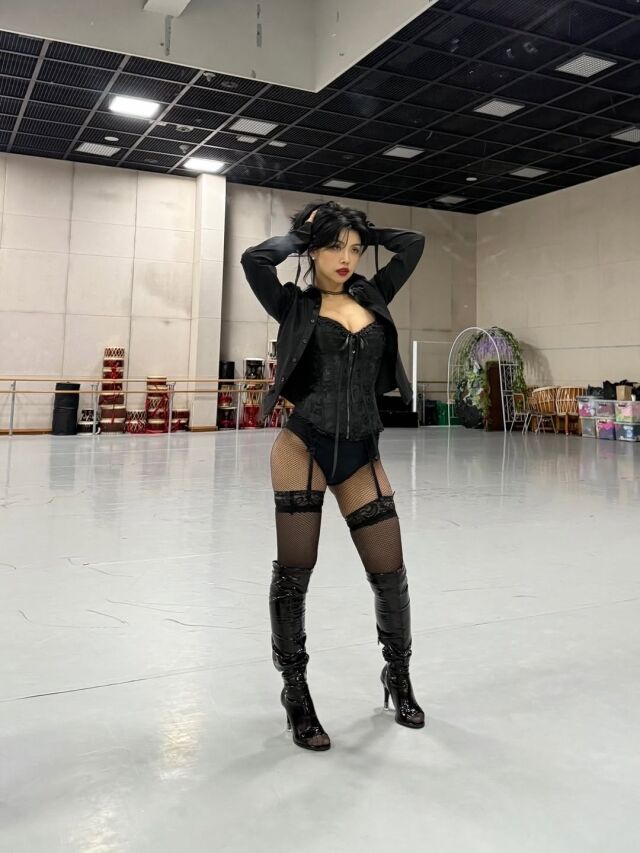 아이키가 무대 위와 일상에서 상반된 매력을 드러냈다. / 아이키 SNS