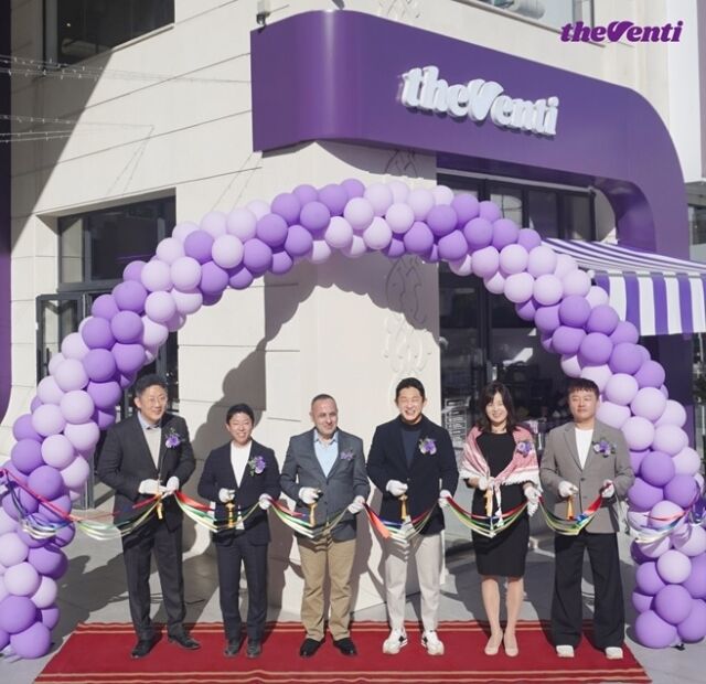 지난달 30일 요르단 암만 1호점 오픈식에 최준경 더벤티 대표(왼쪽 네 번째)와 코트라 암만 무역관 김한나 관장(왼쪽 다섯 번째) 등 관계자들이 리본 커팅식을 하고 있다. /더벤티