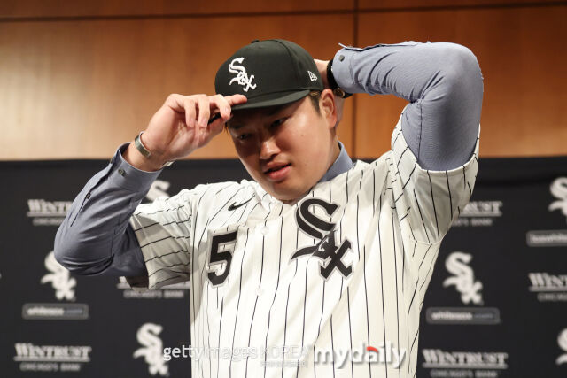 무라카미가 화이트삭스 입단 후 기념 촬영을 하고 있다. /게티이미지코리아