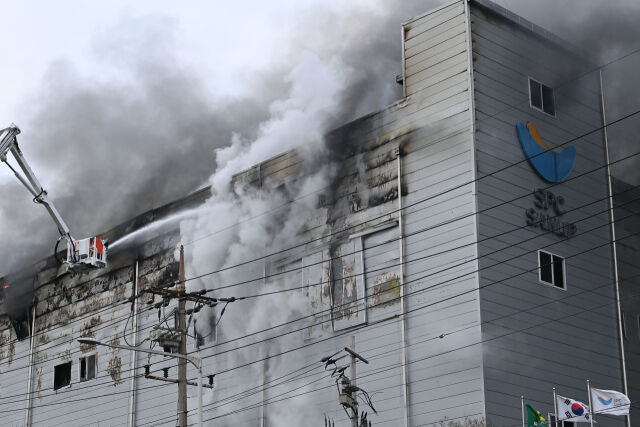 3일 경기 시흥시 정왕동 SPC 삼립 시화공장에서 화재가 발생해 소방대원들이 진압하고 있다. /뉴시스