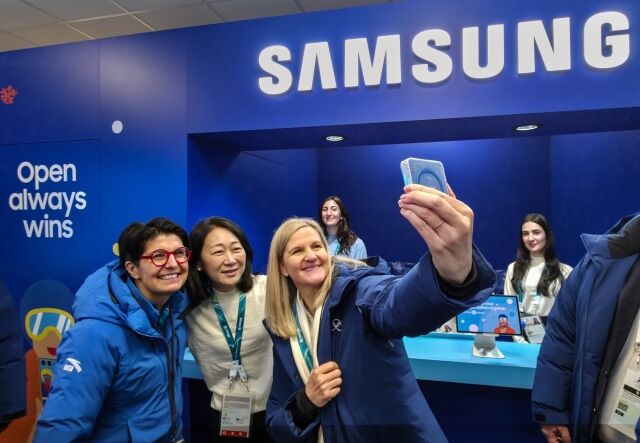 커스틴 코벤트리 IOC 위원장(오른쪽)이 올림픽 선수촌 내 삼성 체험존에서 '갤럭시 Z 플립7 올림픽 에디션'으로 사진을 찍고 있다. /삼성전자 제공