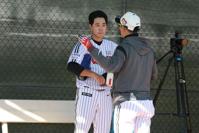 LG 트윈스 유영찬이 김광삼 투수코치와 이야기를 나누고 있다./LG 트윈스