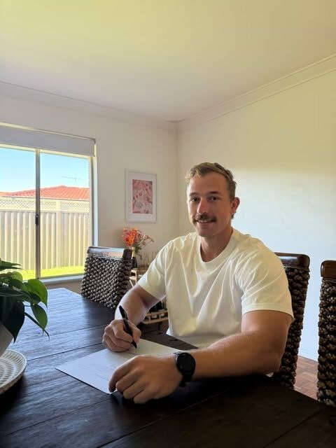 홀의 계약 사진./울산 웨일즈