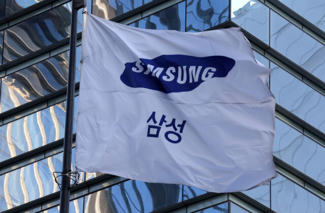 서울 서초구 삼성전자 서초사옥 앞에 깃발이 휘날리고 있다. /뉴시스