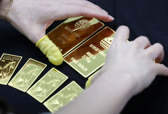 최근 금값이 롤러코스터처럼 급등락하며 변동성이 커지는 가운데 4일 서울 종로구 삼성금거래소에서 직원이 골드바를 정리하고 있다./뉴시스