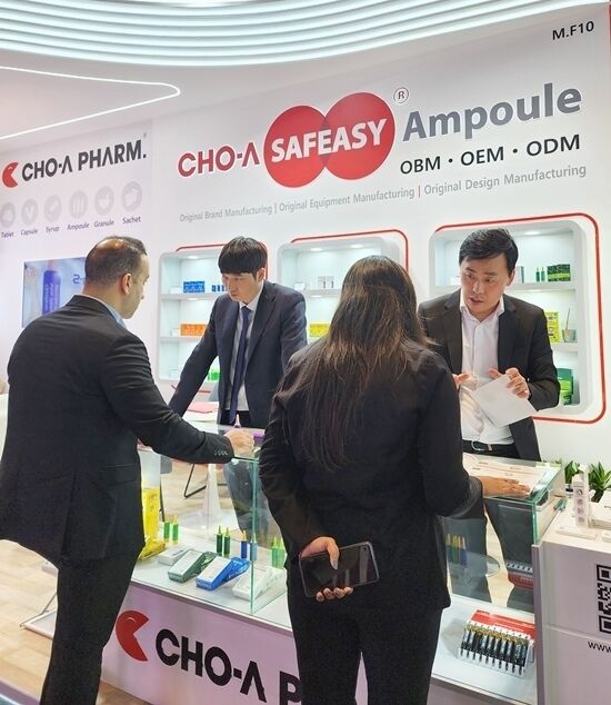 조아제약이 지난해 아랍 헬스에 참가해 현지 바이어들과 수출 상담을 진행했다. /조아제약