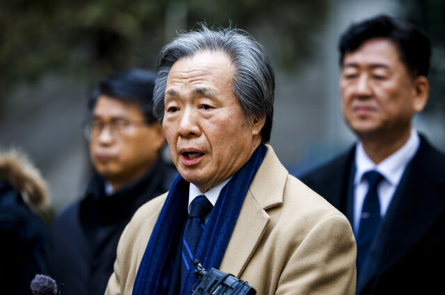 15일 서울 서초구 서울고등법원에서 열린 국민건강보험공단의 KT&G, 한국필립모리스, BAT코리아를 상대로 낸 손해배상청구 소송 항소심 선고기일을 마친 뒤 나와 입장을 밝히고 있다. /뉴시스