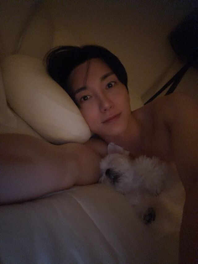 이특이 반려견과 함께한 침대 셀카를 공개했다. / 이특 SNS