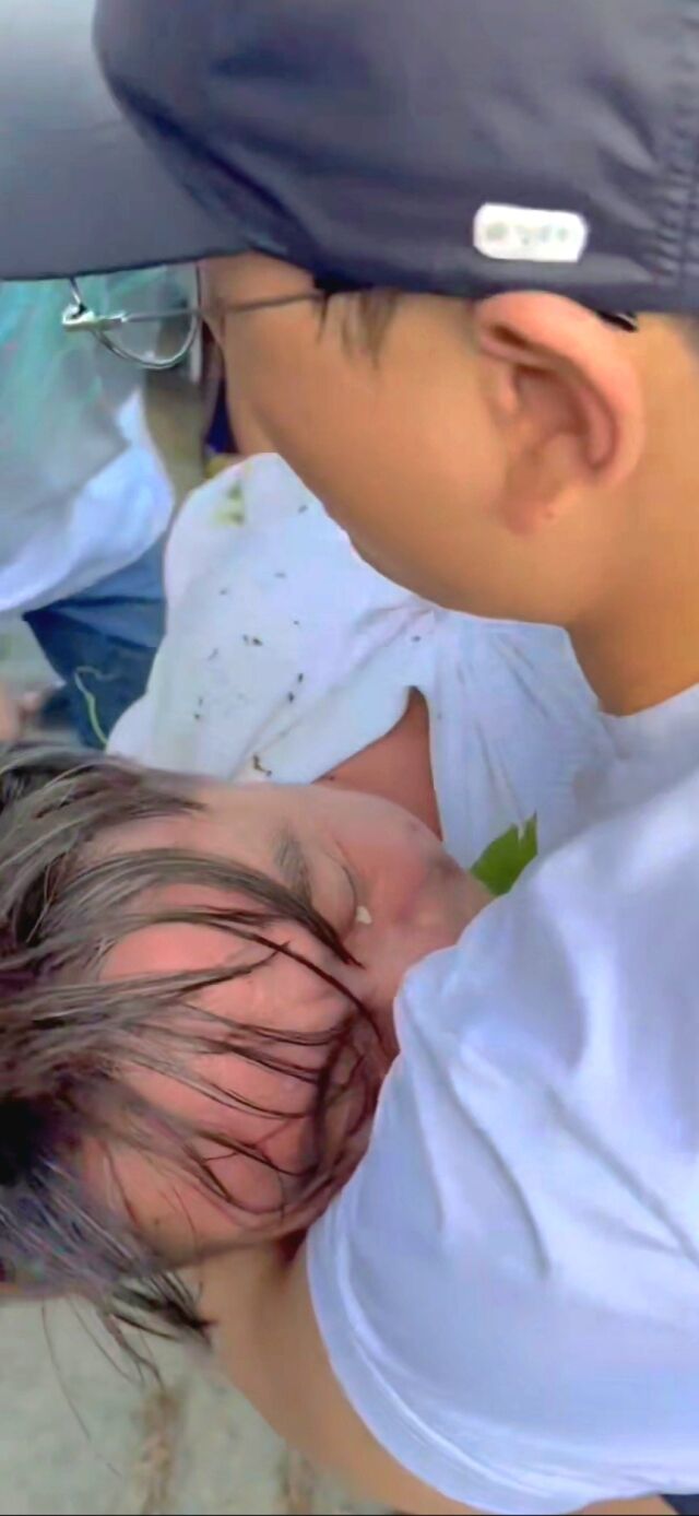 킹덤상무주짓수 MMA 센터 김선현 관장이 필리핀 세부 레아신전 인근 산악도로 낭떠러지 추락 사고 피해자를 구조하고 있다. /스탠다드앤드프로그레스 스포츠에이전시 제공