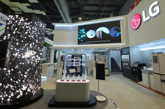 LG전자가 현지시간 5일부터 10일까지 열리는 인도 최대 규모의 산업 소재 박람회 ‘플라스트인디아’에 참가해 항균 기능성 소재 ‘퓨로텍(PuroTec™)’을 선보였다. LG전자는 부스에 세탁기·냉장고·에어컨 등 가전을 비롯해 건축자재, 위생용품, 식품포장, 의료장비 등 생활 밀착형 제품군에 퓨로텍이 적용된 사례를 B2B 고객에게 소개하고, 신규 사업기회 발굴과 시장 공략에 속도를 낸다. /LG전자