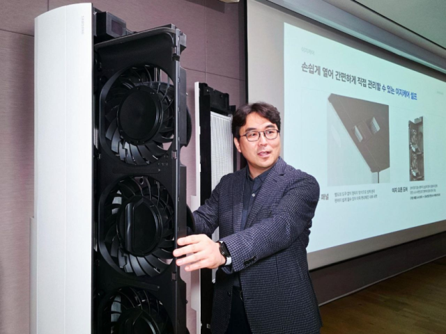 5일 서울 서초구 우면 R&D캠퍼스에서 열린 미디어 행사에서 신문선 삼성전자 DA사업부 에어솔루션개발팀 상무가 2026년형 ‘비스포크 AI 무풍콤보 갤러리 프로’의 이지오픈패널과 이지오픈도어 기능을 시연하고 있다. /삼성전자