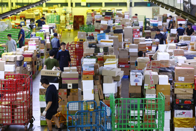 지난해 추석 서울 광진구 동서울우편물류센터에서 직원들이 택배 분류 작업을 하고 있다. /뉴시스